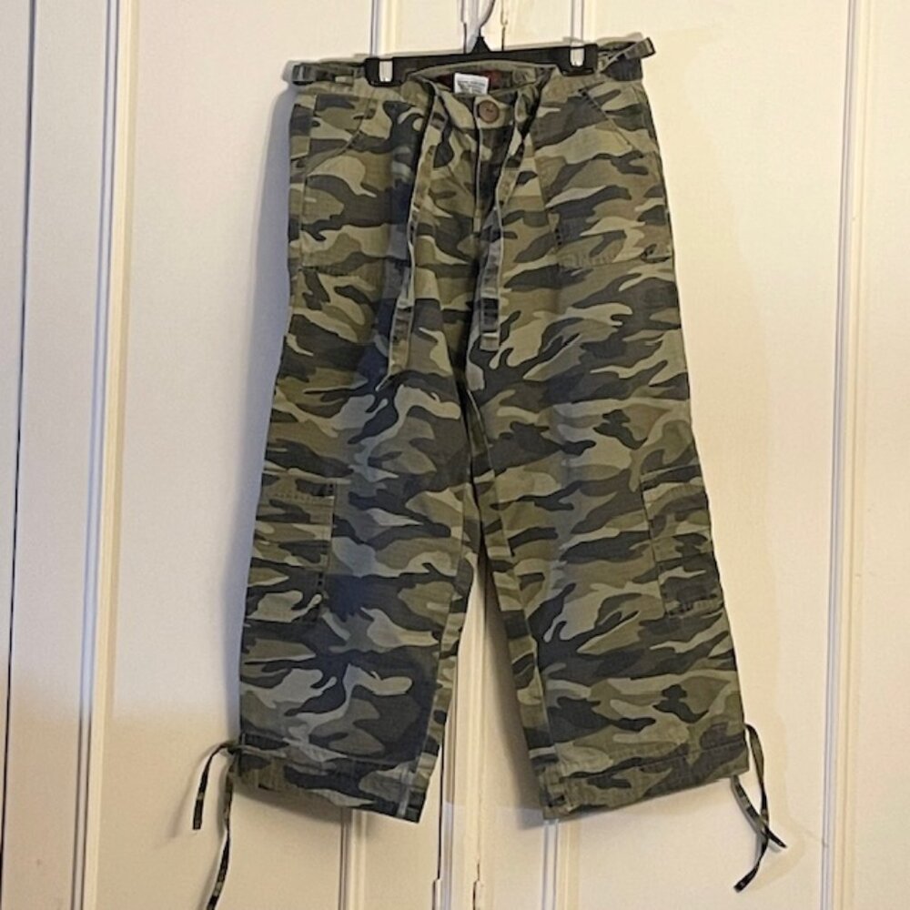 NWOT LOW-RISE CROP CAMO PANTS with ties size 5